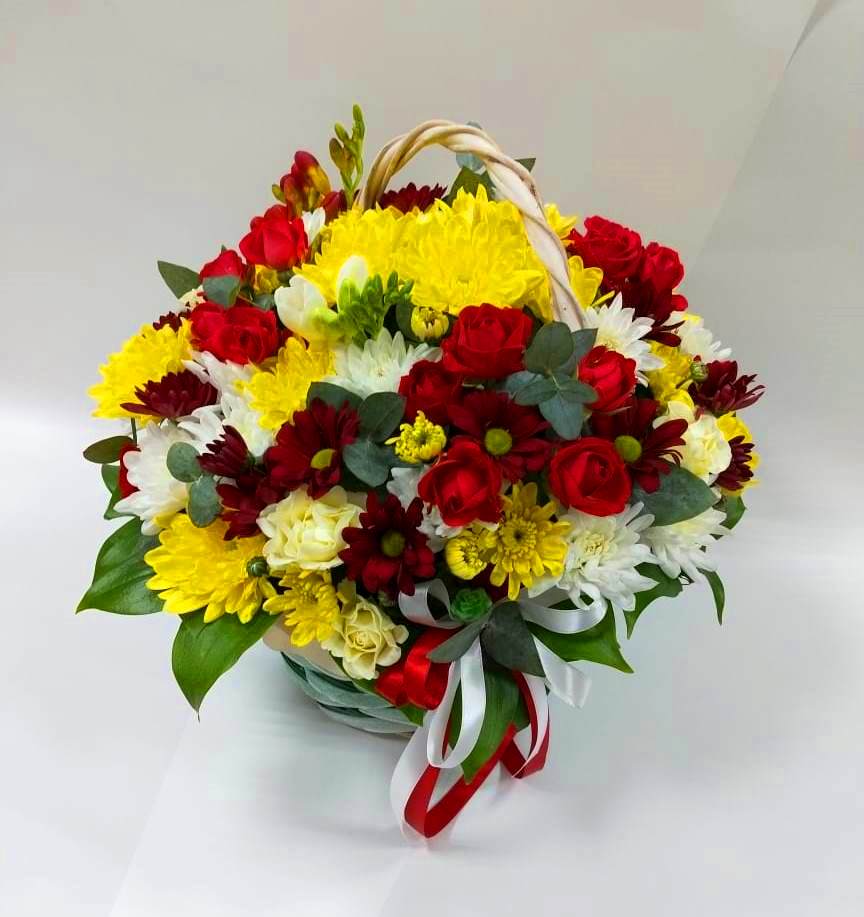 Цветочная композиция из Хризантемы и Розы в корзине в Комсомольском Республика Дагестан
