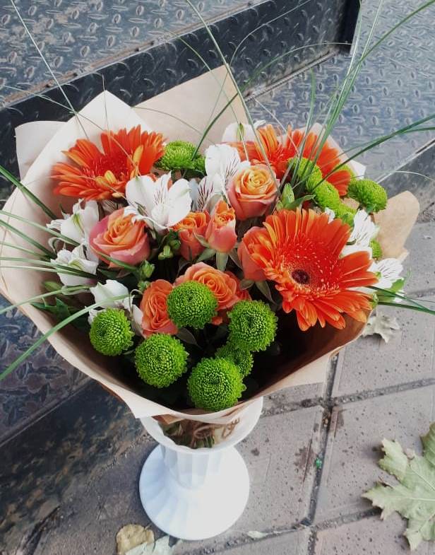 Букет цветов из: Герберы, Хризантемы, Альстромерии и Розы в Комсомольском Республика Дагестан
