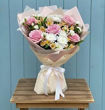 Букет цветов из:  Гвоздики, Орхидеи и Розы в Комсомольском Республика Дагестан