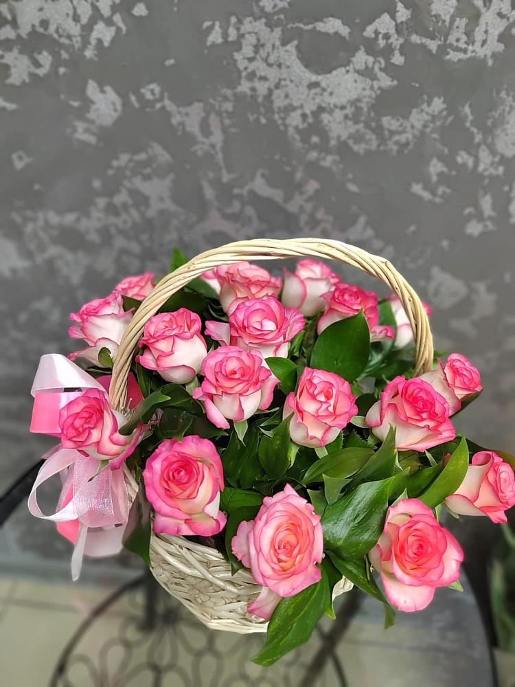 Цветочная композиция из Розы в корзине в Комсомольском Республика Дагестан