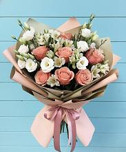 Букет цветов из:  Розы, Альстромерии и Лизиантусы в Комсомольском Республика Дагестан