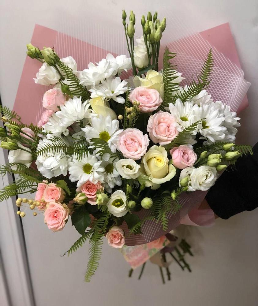 Букет цветов из: Хризантемы, Розы и Лизиантусы в Комсомольском Республика Дагестан