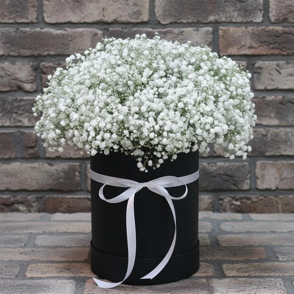 Цветочная композиция из Гипсофила в шляпной коробке в Комсомольском Республика Дагестан