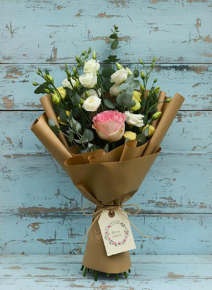 Букет цветов из: Розы и Лизиантусы в Комсомольском Республика Дагестан