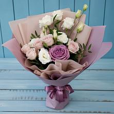 Букет цветов из:  Розы и Лизиантусы в Комсомольском Республика Дагестан