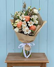 Букет цветов из:  Альстромерии, Лизиантусы, Розы и Хризантемы в Комсомольском Республика Дагестан