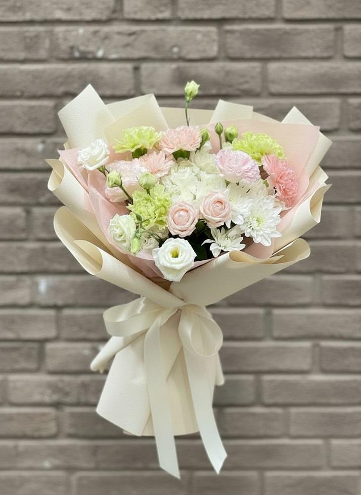 Букет цветов из: Гвоздики, Розы, Лизиантусы и Хризантемы в Комсомольском Республика Дагестан