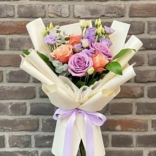 Букет цветов из:  Лизиантусы и Розы в Комсомольском Республика Дагестан