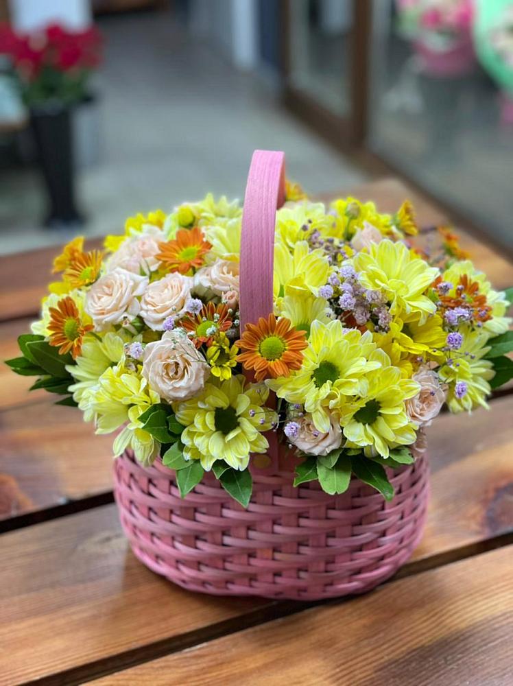 Цветочная композиция из Хризантемы и Розы в корзине в Комсомольском Республика Дагестан