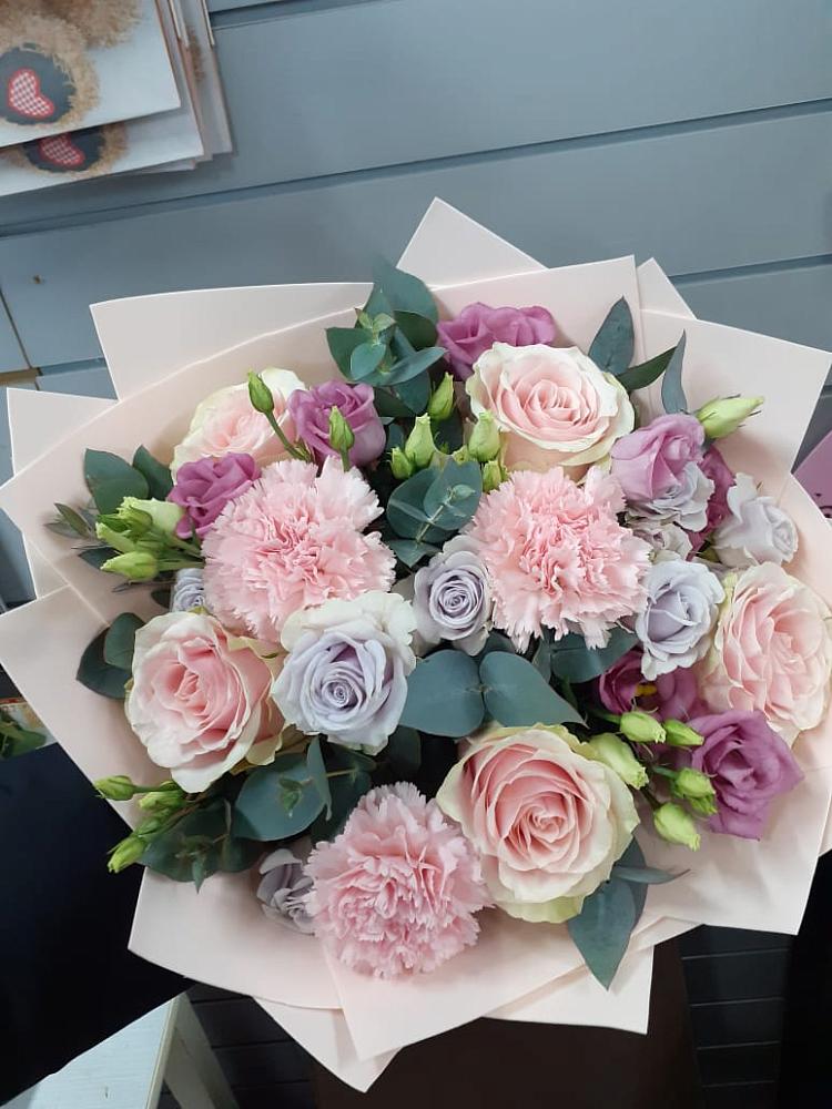 Букет цветов из: Розы, Гвоздики и Лизиантусы в Комсомольском Республика Дагестан