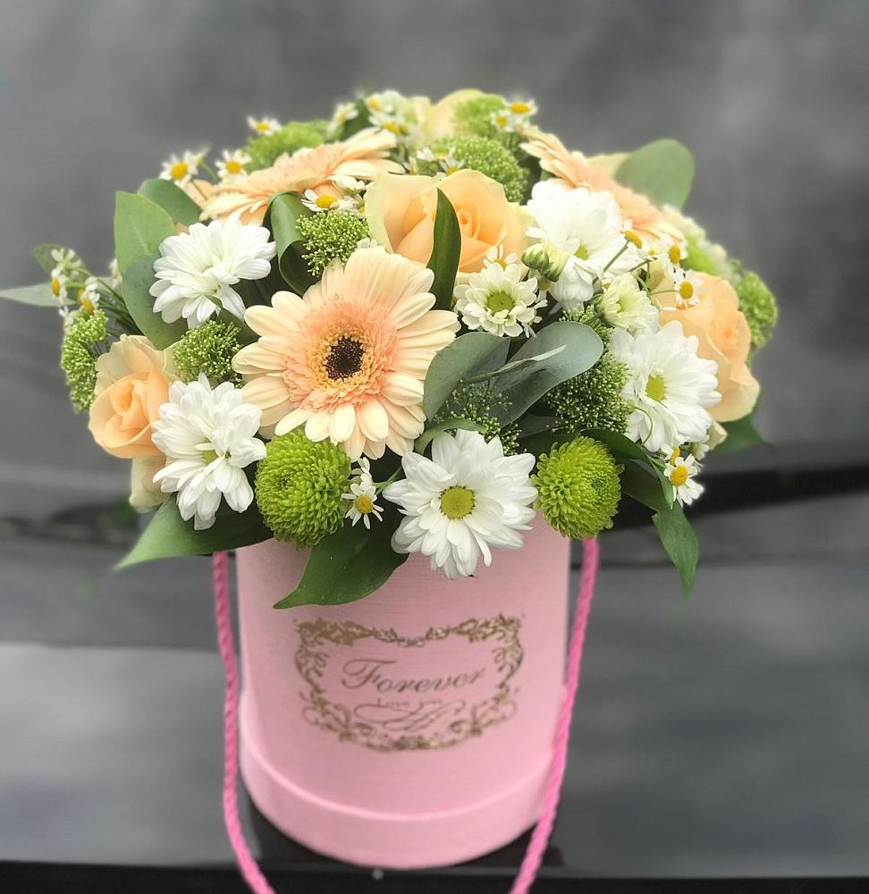 Цветочная композиция из Розы, Герберы и Хризантемы в шляпной коробке в Комсомольском Республика Дагестан