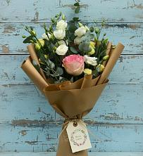 Букет цветов из:  Розы и Лизиантусы в Комсомольском Республика Дагестан